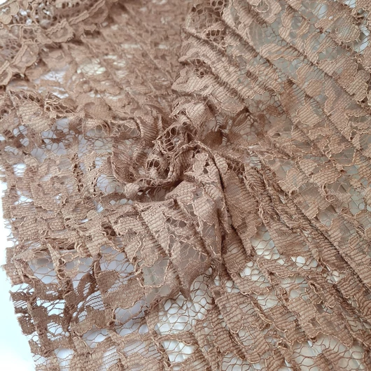 Pliszírozott csipke - Mályvás-bézs színben, bordűrös