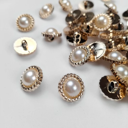 Műanyag gomb 28" – Ékszergomb arany színben, gyöngyös-fonatos, 18mm (5327)