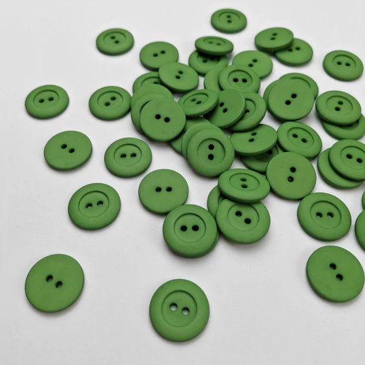 Műanyag gomb, NIKA – Zöld színben, kétlyukú, 32" (9933)