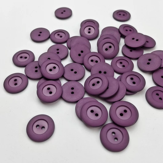 Műanyag gomb, NIKA – Lila színben, kétlyukú, 32" (9938)
