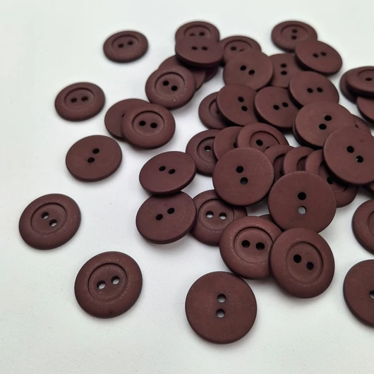Műanyag gomb, NIKA – Sötétbarna színben, kétlyukú, 32" (9935)