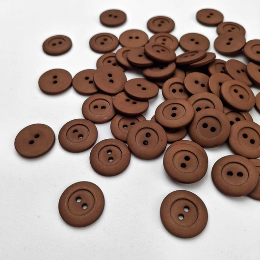 Műanyag gomb, NIKA – Barna színben, kétlyukú, 32" (9934)