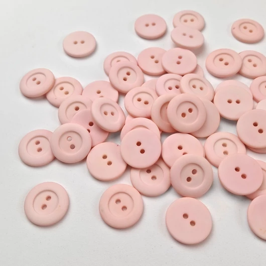Műanyag gomb, NIKA – Púder rózsaszín színben, kétlyukú, 32" (9937)