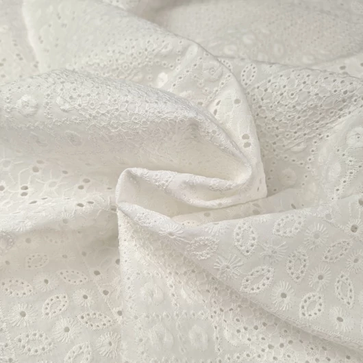 Madeira csipke – Apró virágos mintával, törtfehér