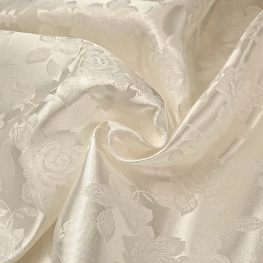 Jacquard 313 – Nagyméretű rózsa mintával, vajszínben