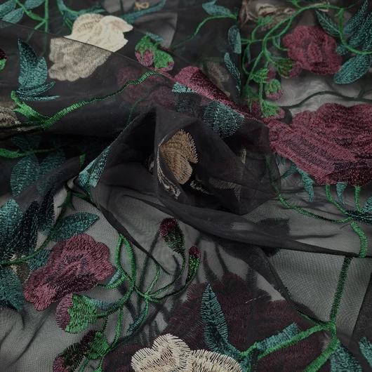 Alkalmi tüll – Fekete alapon lila és vajszínű hímzett virág mintával