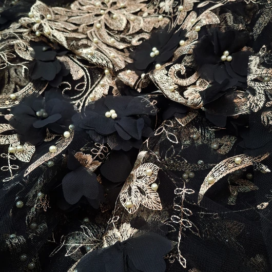 3D Alkalmi tüll – Fekete alapon fekete virágokkal, arany hímzéssel, gyöngyös