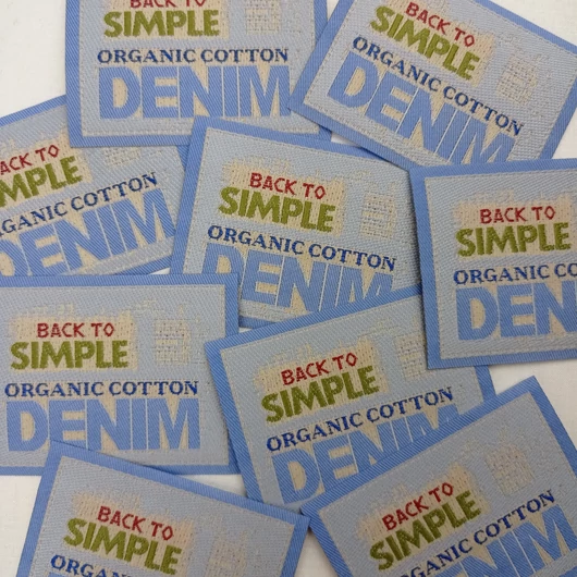 Vasalható ruhamatrica - Organic cotton denim felirattal Vasalható ruhamatrica - Organic cotton denim felirattal