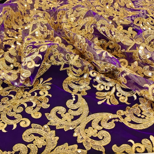 Bordűrös csipke – Hímzet arany mintával, lila alapon, flitterrel díszítve, "Dila"
