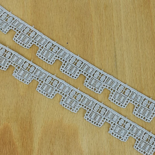 Csipke szalag – Világoskék pamut csipke, lurexes, 2,5cm