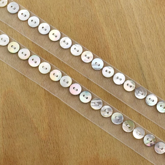 Dekor szalag – Kagyló gombos organza szalag, 2cm