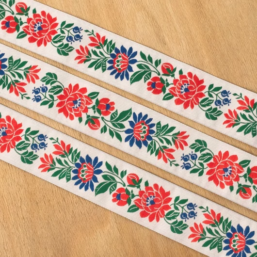 Hímzett szalag – Matyó mintával, fehér alapon kék-piros virággal, 3,5cm