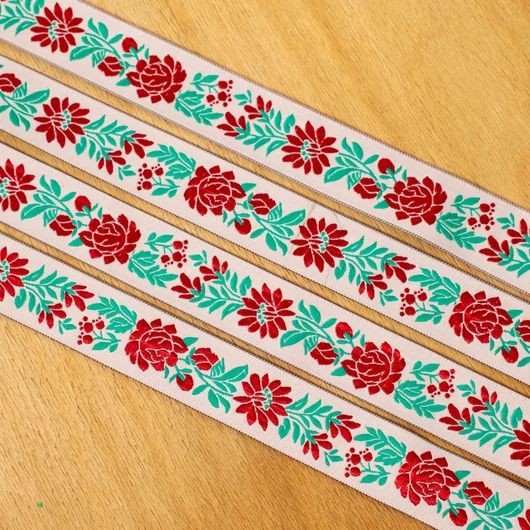 Hímzett szalag – Matyó mintával, fehér alapon piros virággal, 2,3cm