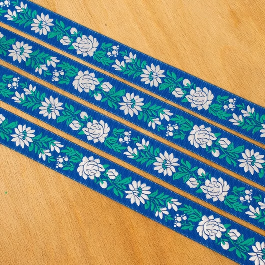Hímzett szalag – Matyó mintával, kék alapon fehér virággal, 2,3cm Hímzett szalag – Matyó mintával, kék alapon fehér virággal, 2,3cm