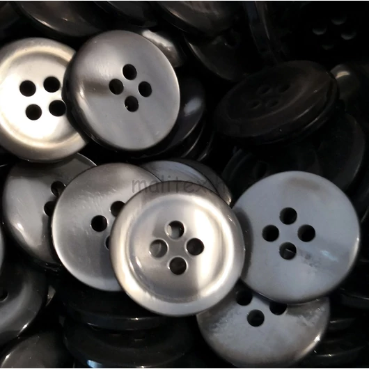 Műanyag gomb – Szürke színű, négylyukú, 30mm