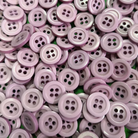 Inggomb – Halvány lila színben, négylyukú, 12mm