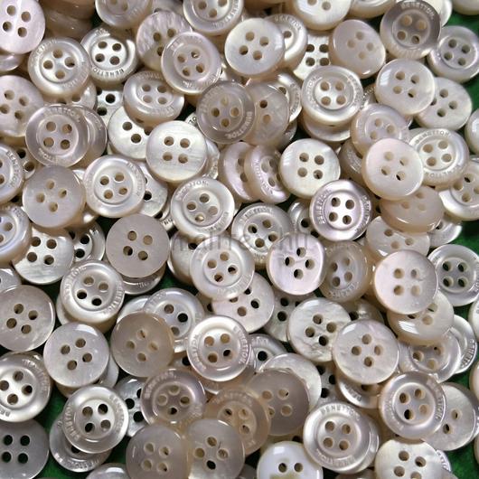 Inggomb –  Gyöngyházfényű bézs színben, négylyukú, 10mm