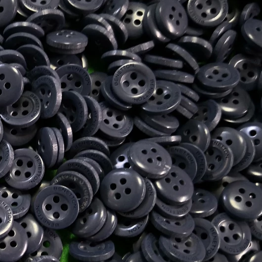 Inggomb – Farmerkék színben, négylyukú, 10mm