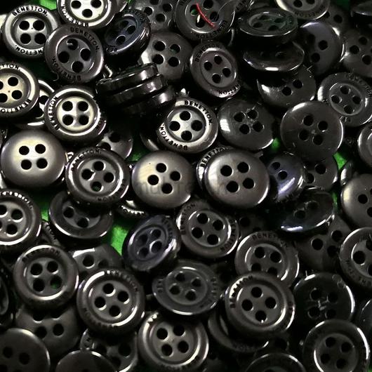 Inggomb – Fekete színben, négylyukú, 10mm