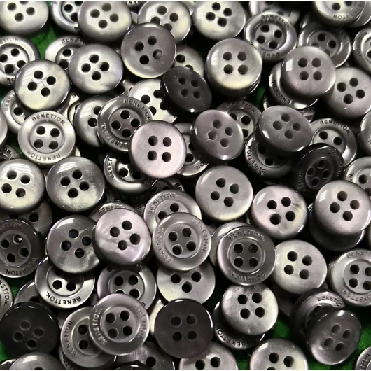 Inggomb – Gyöngyházfényű közép szürke színben, négylyukú, 10mm