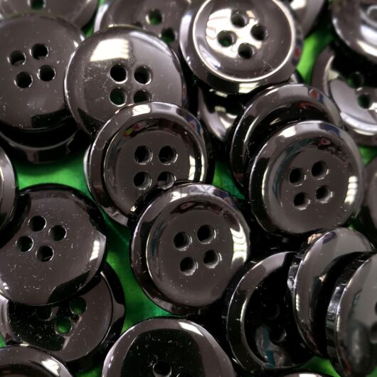 Műanyag gomb – Kabátgomb fekete színben, négylyukú, 28mm