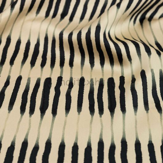 Szatén selyem – Bézs alapon fekete csíkozott mintával