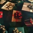 Kép 3/4 - Karácsonyi szatén – Sötétzöld alapon díszdoboz mintával (4)