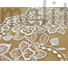 Kép 6/6 - Bordűrös tüll csipke – Tört fehér színben, indázó virág mintával
