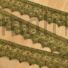 Kép 1/3 - Csipke szalag – Fényes antik arany színű, cakkos csipke, 2,8cm