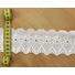 Kép 2/3 - Csipke szalag – Fehér madeira csipke leveles, virágos mintával, 7cm