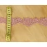 Kép 2/2 - Csipke szalag – Mályva színben, virágos mintával, 4cm