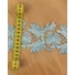 Kép 2/3 - Csipke szalag – Horgolt hatású, kék színben, virágos-leveles mintával, 8cm