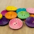 Kép 1/2 - Dekor gomb – Fa gomb, szaggatott szélmintával, több színben, 2,5cm