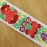 Kép 1/3 - Hímzett szalag – Matyó mintával, fehér alapon, 7cm