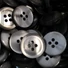 Kép 1/2 - Műanyag gomb – Szürke színű, négylyukú, 30mm