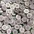 Kép 1/3 - Inggomb – Gyöngyházfényű világos szürke színben, négylyukú, 12mm