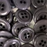 Kép 1/3 - Műanyag gomb – Kabátgomb szürke színben, négylyukú, 28mm