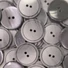Kép 1/4 - Műanyag gomb – Kabátgomb, koptatott, világosszürke, 23mm