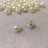 Kép 2/3 - Gyöngy gomb – Gyöngyházfényű, tört fehér színben, 12mm (2170/20L)