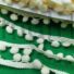 Kép 1/4 - Paszomány - Tört fehér színben, lógó bogyókkal díszített