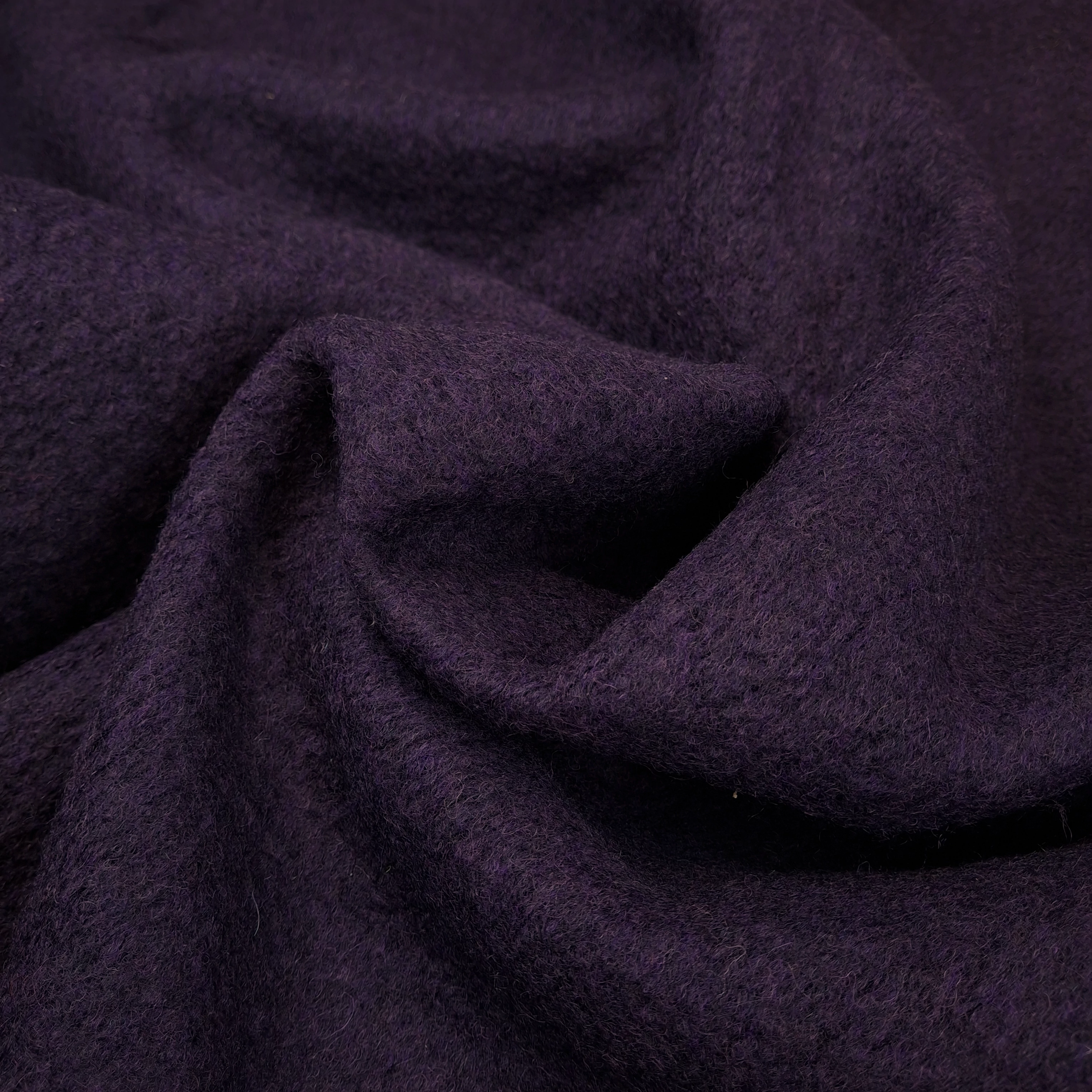 Kötött anyag - Sötétlila színben, gyapjú