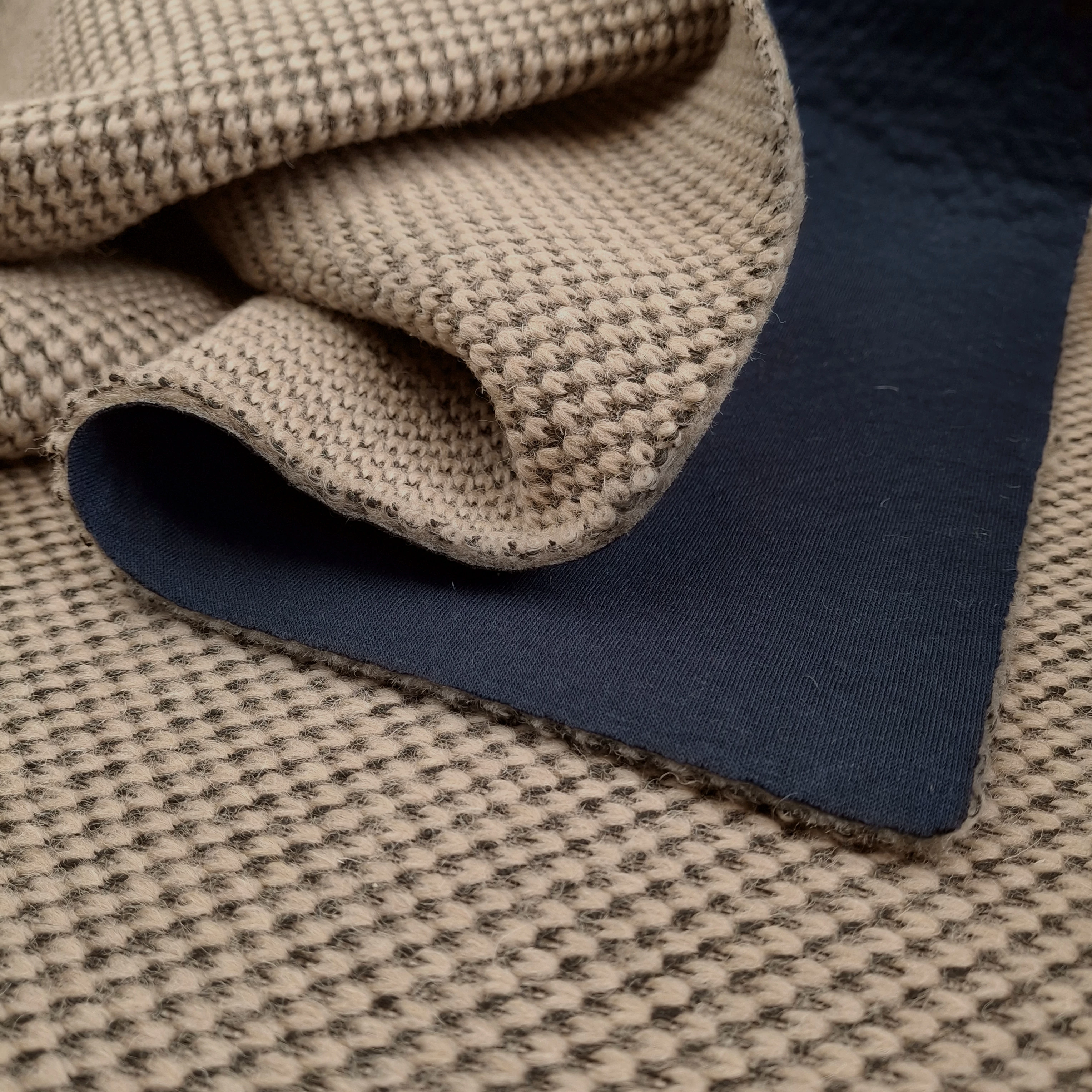 Neoprén - Rizskötéssel, bézs-sötétkék színben, kétoldalas, 1,8mm