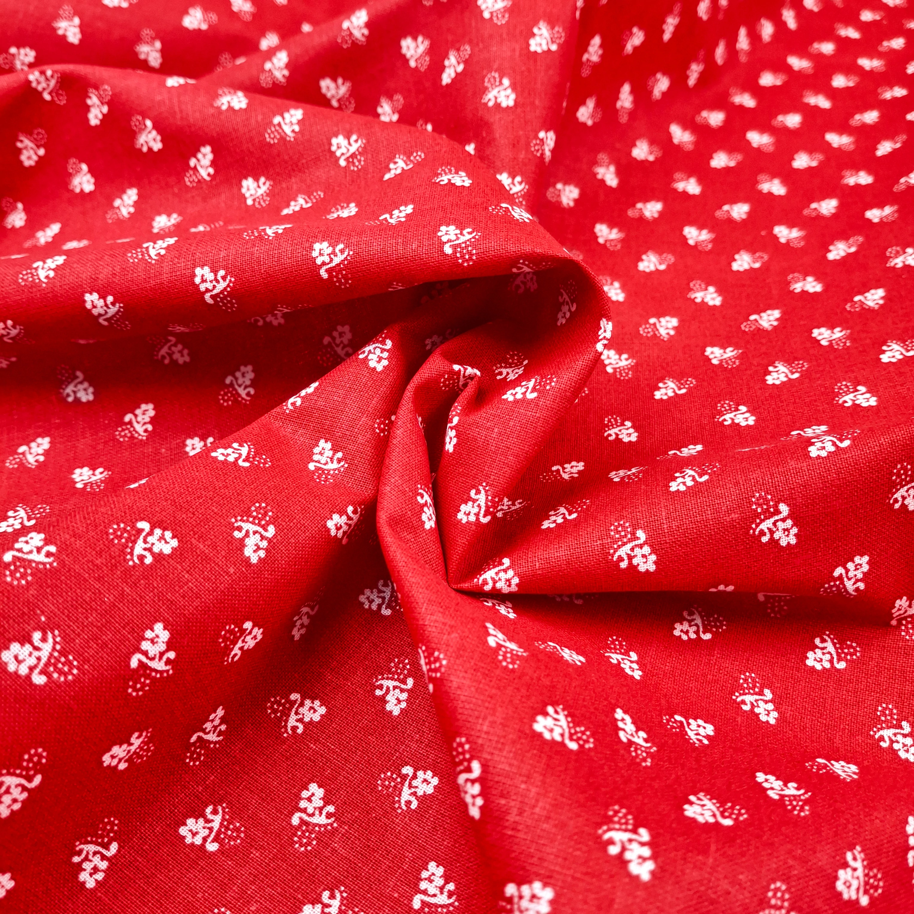 Pamutvászon - Kékfestő, pöttyös virágszál mintával, piros színben