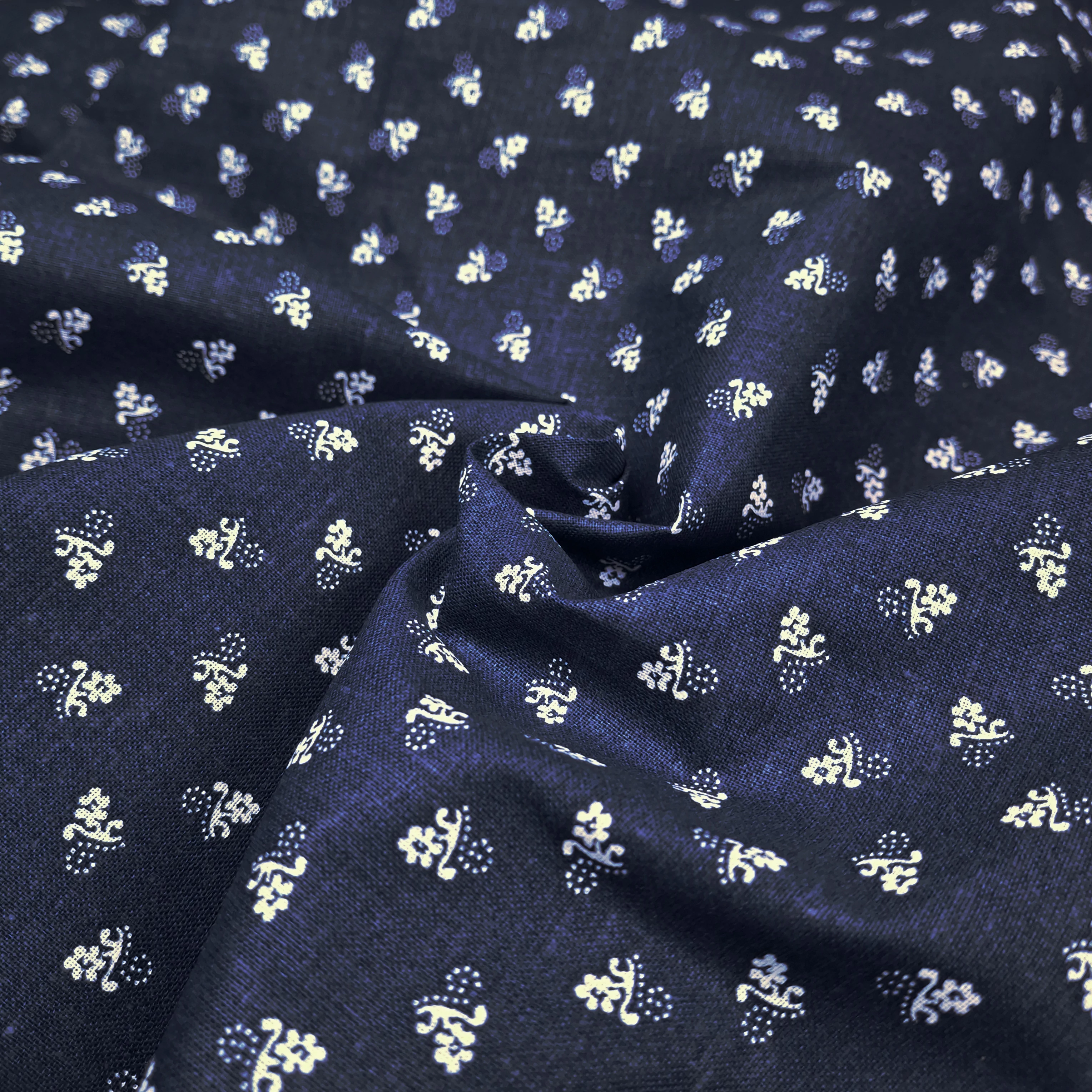 Pamutvászon - Kékfestő, pöttyös virágszál mintával, kék színben