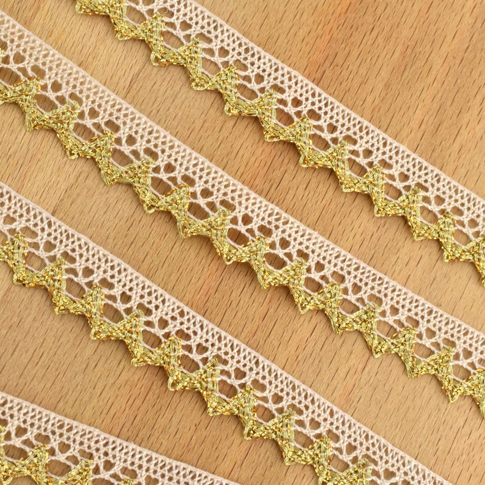 Csipke szalag – Vajszínű és arany, cakkos pamut csipke, 1,7cm