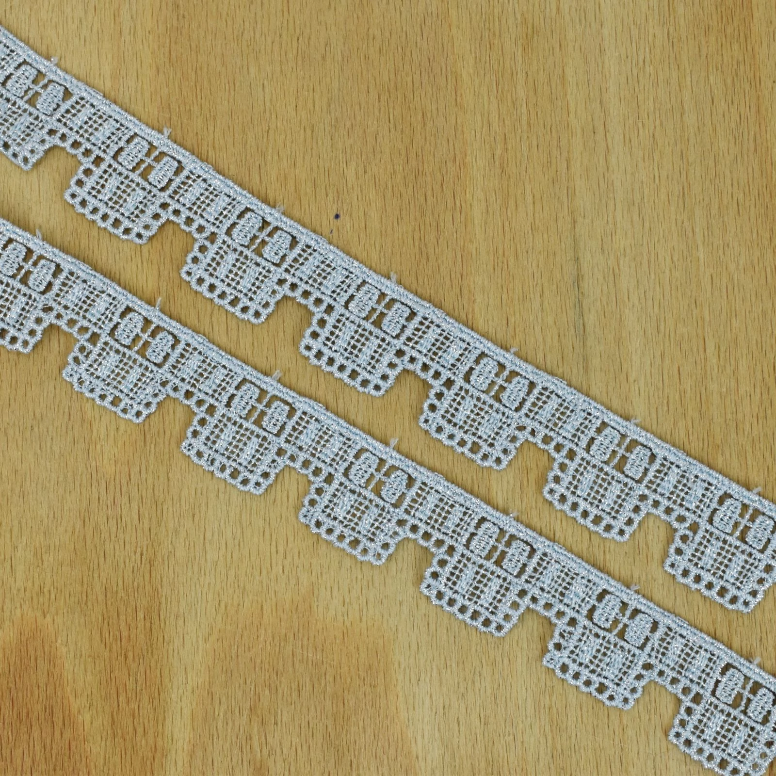 Csipke szalag – Világoskék pamut csipke, lurexes, 2,5cm