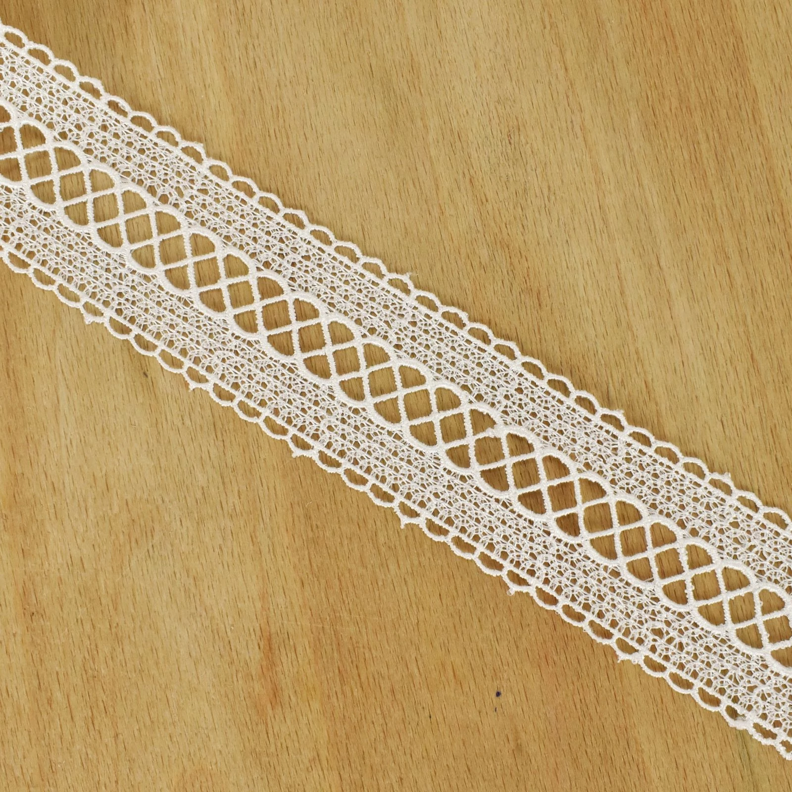 Csipke szalag – Horgolt hatású, fehér színben, rombusz mintával, 4,3cm
