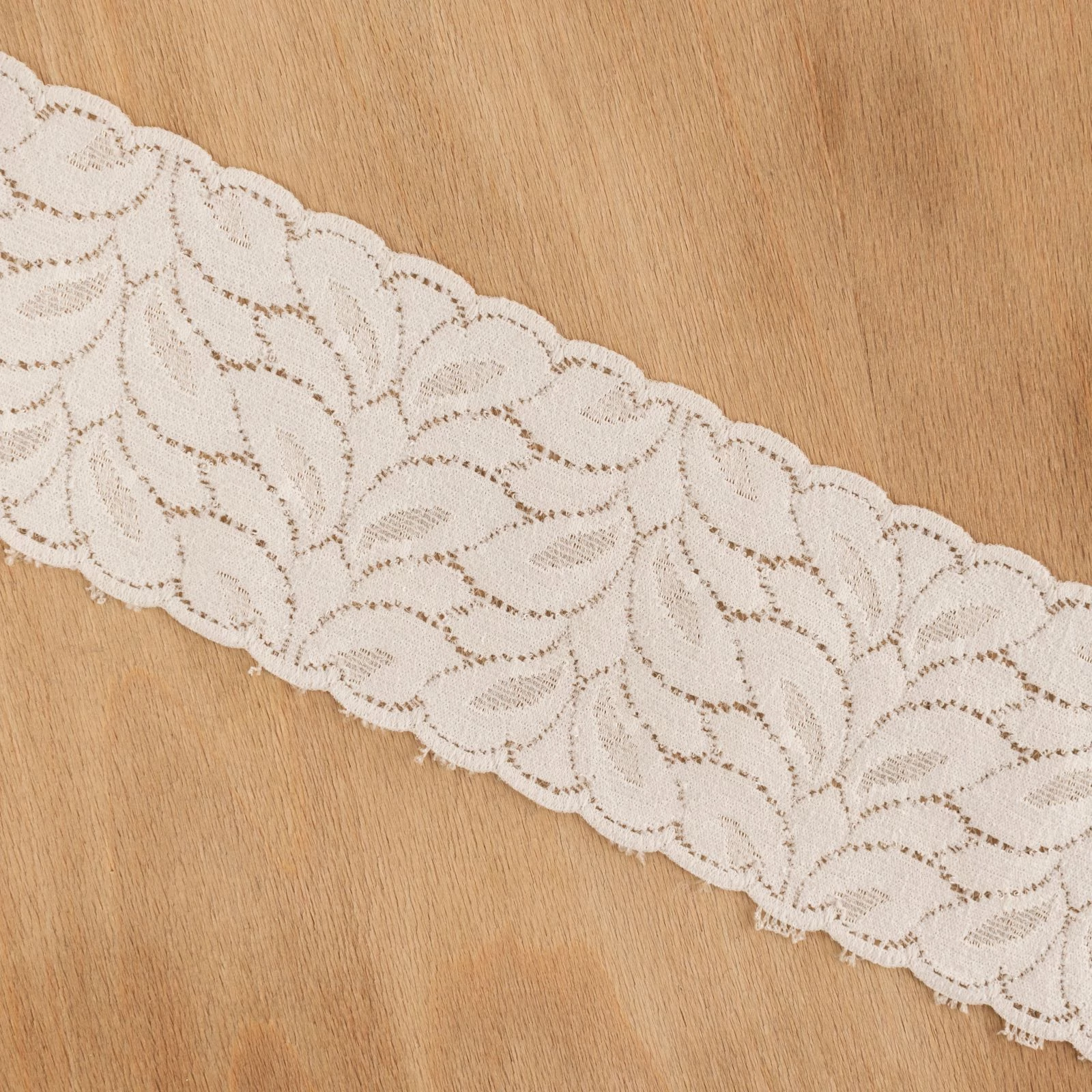 Csipke szalag – Tört fehér színben, elasztikus, 9cm