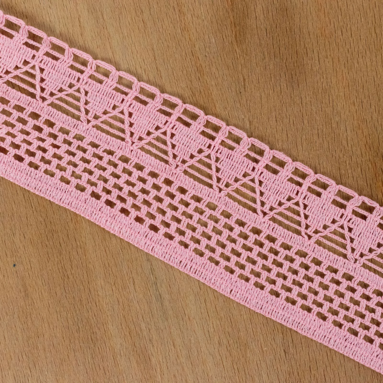 Csipke szalag – Rózsaszín szívecske mintával, 5,5cm