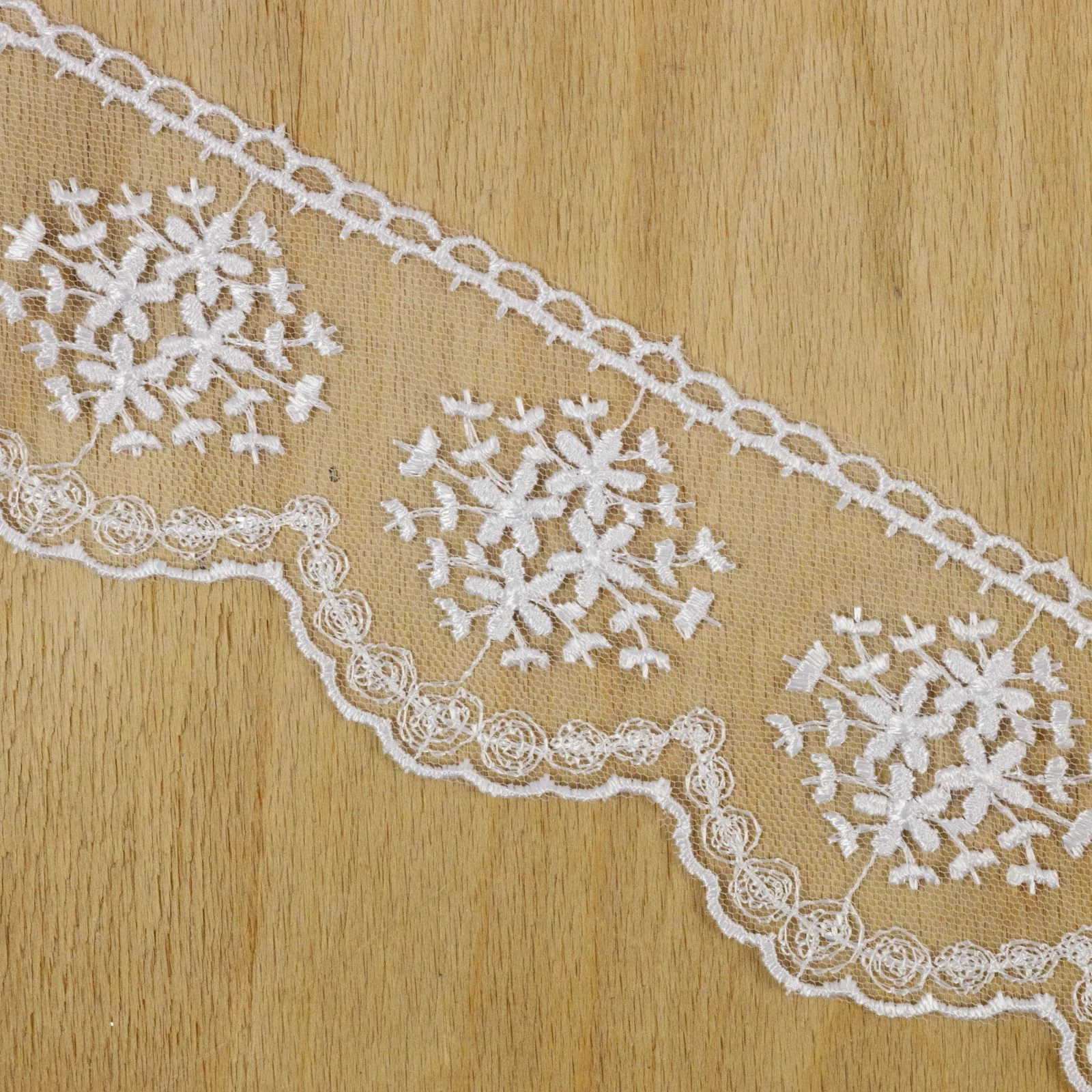 Csipke szalag – Hímzett fehér tüll csipke, 6cm